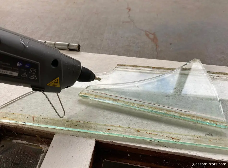 Can hot glue be used on glass